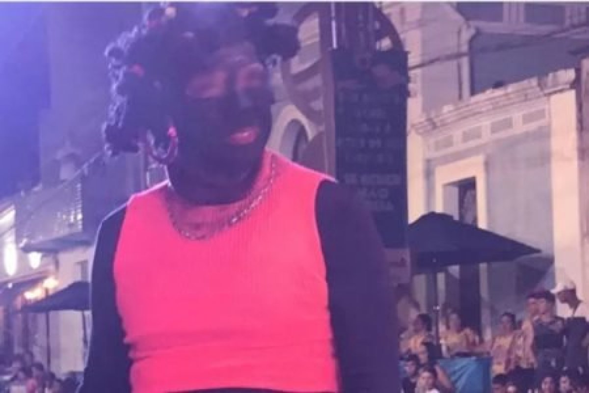 Prefeitura de Antonina é criticada por postar foto de homem com fantasia racista