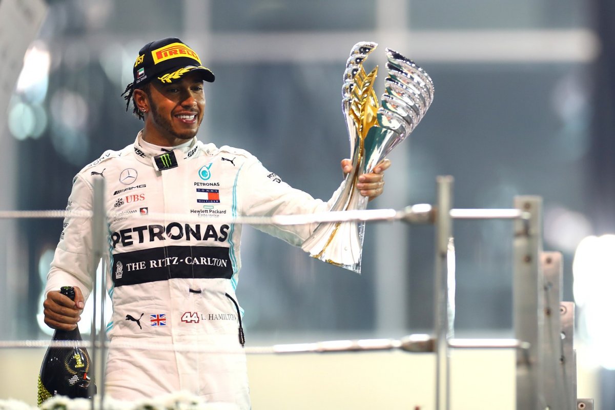 Hamilton vence última corrida do ano e fica a sete vitórias de igualar Schumacher