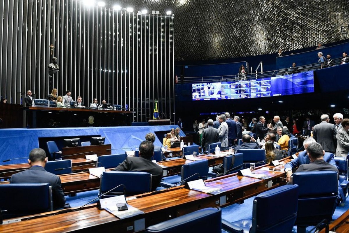 Senado ainda fornece aos parlamentares verba para envio de telegramas, diz jornal