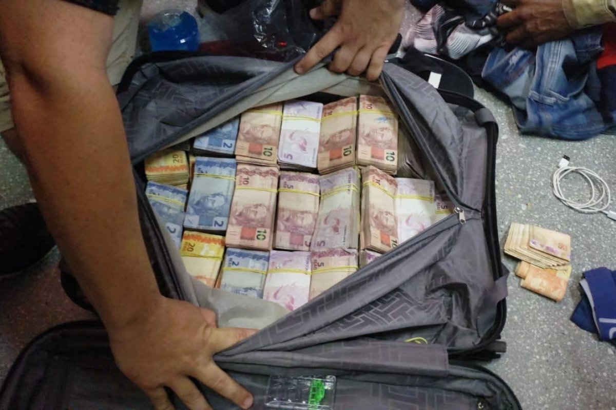 Polícia Federal prende assaltantes de banco em aeroporto no sul baiano