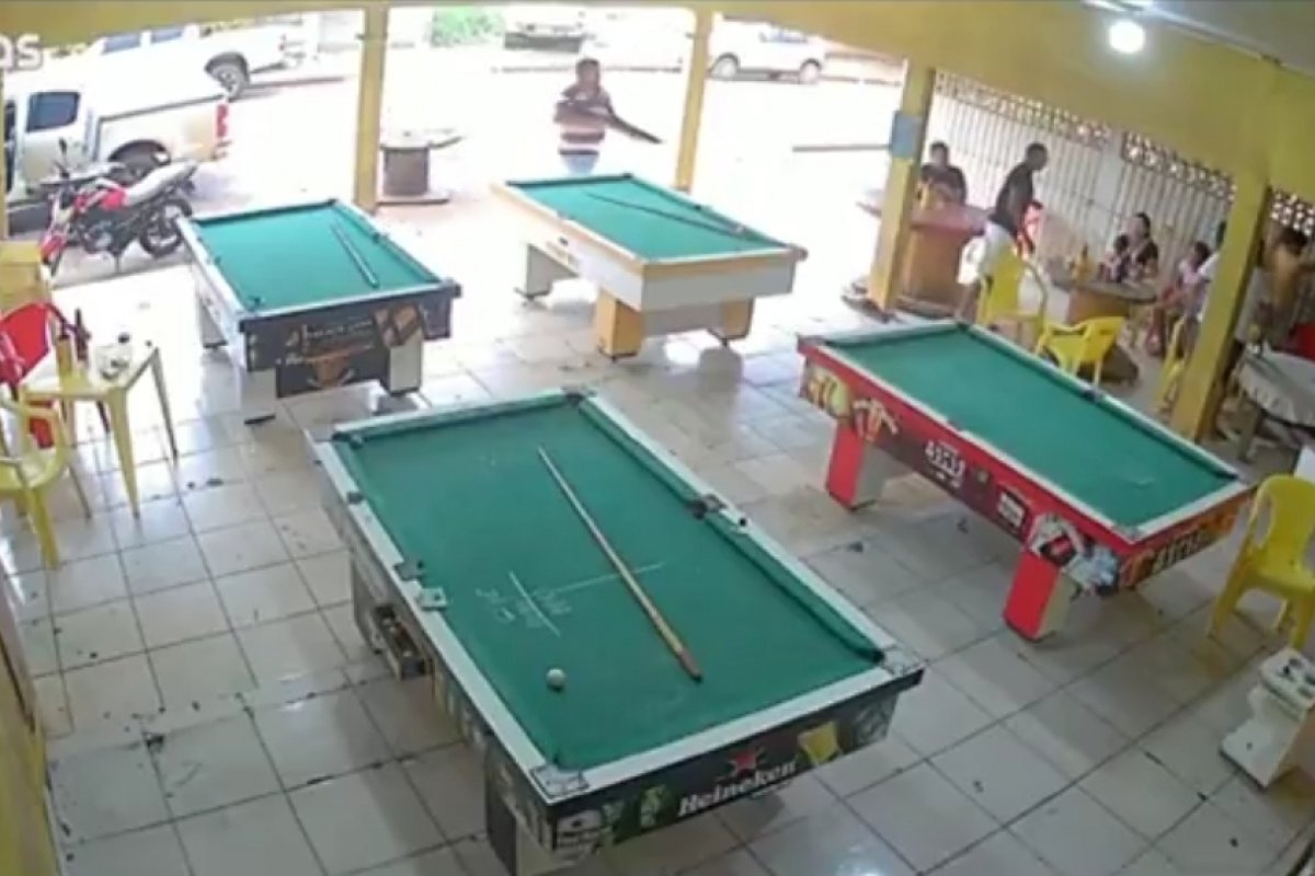 Vídeo: Suspeito de matar sete pessoas em chacina em bar de Sinop se entrega à polícia