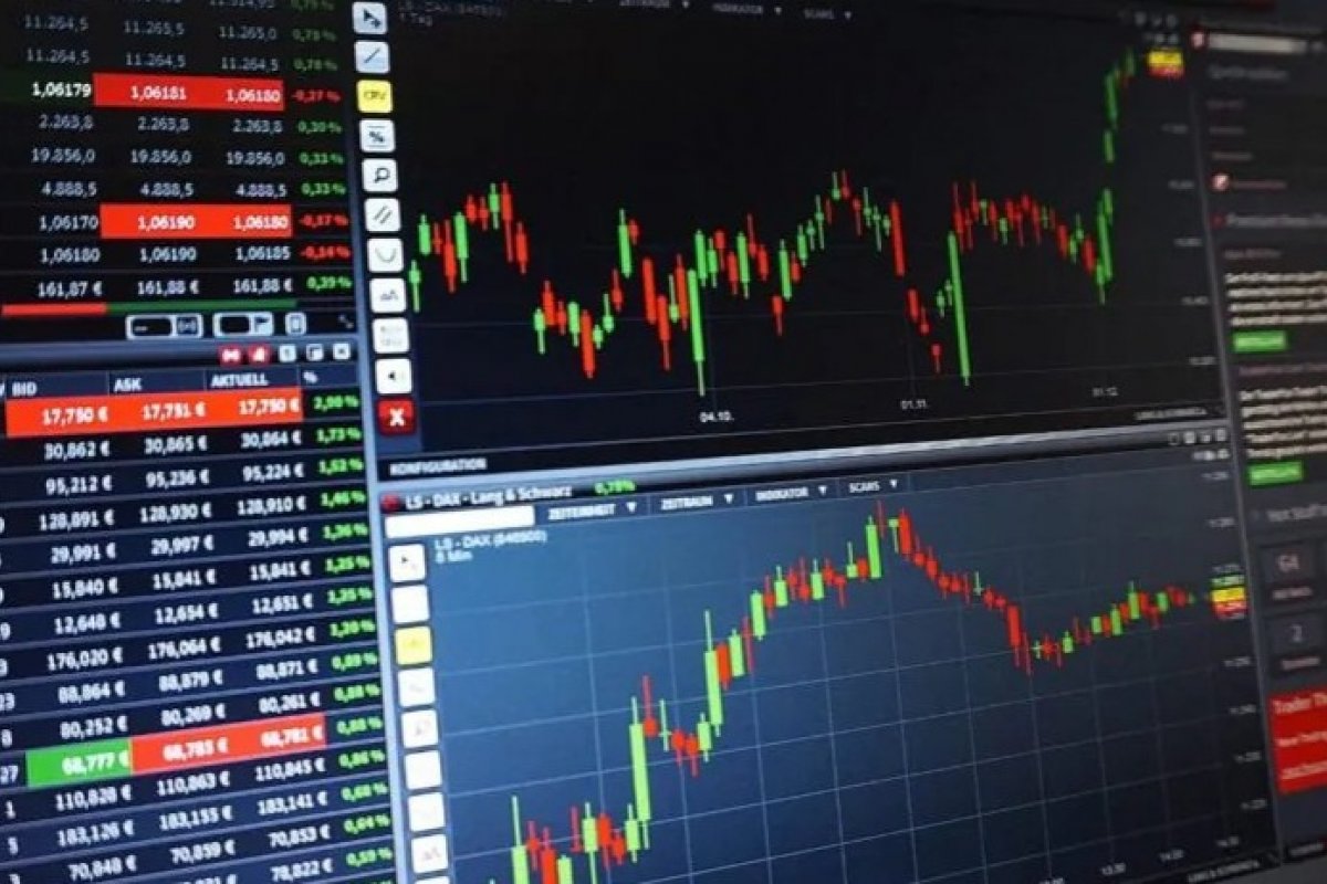 Ibovespa oscila após queda de 2% na véspera e dólar opera com estabilidade