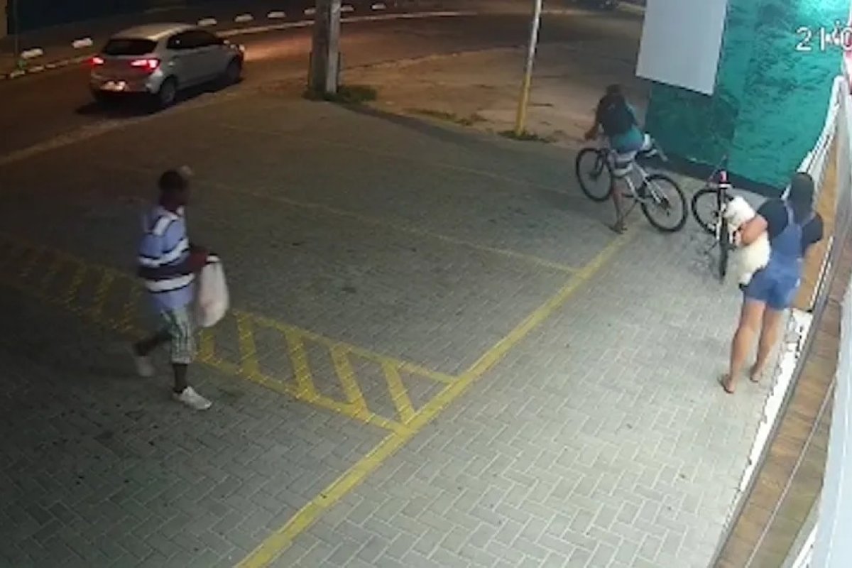 Vídeo: câmera mostra momento em que homem furta bicicleta da PM