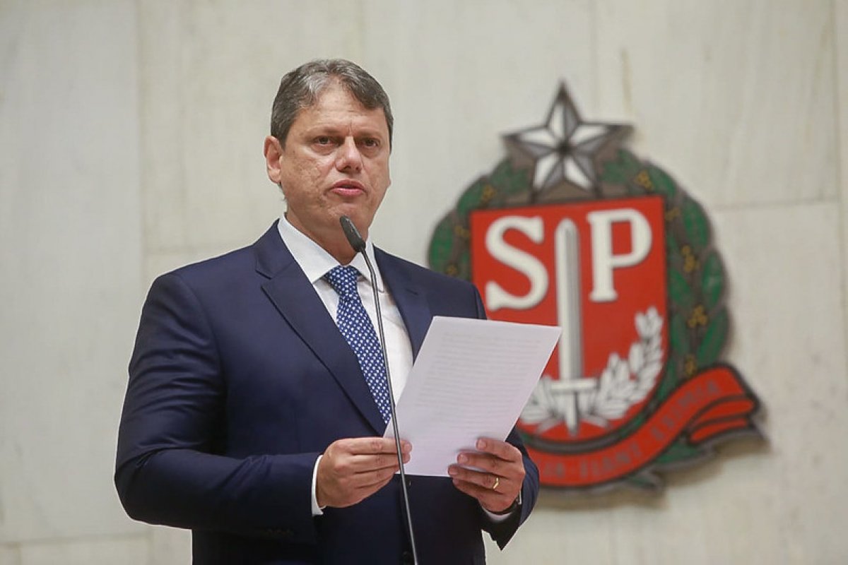 Tarcísio de Freitas diz que alerta por SMS não foi efetivo antes de tempestade