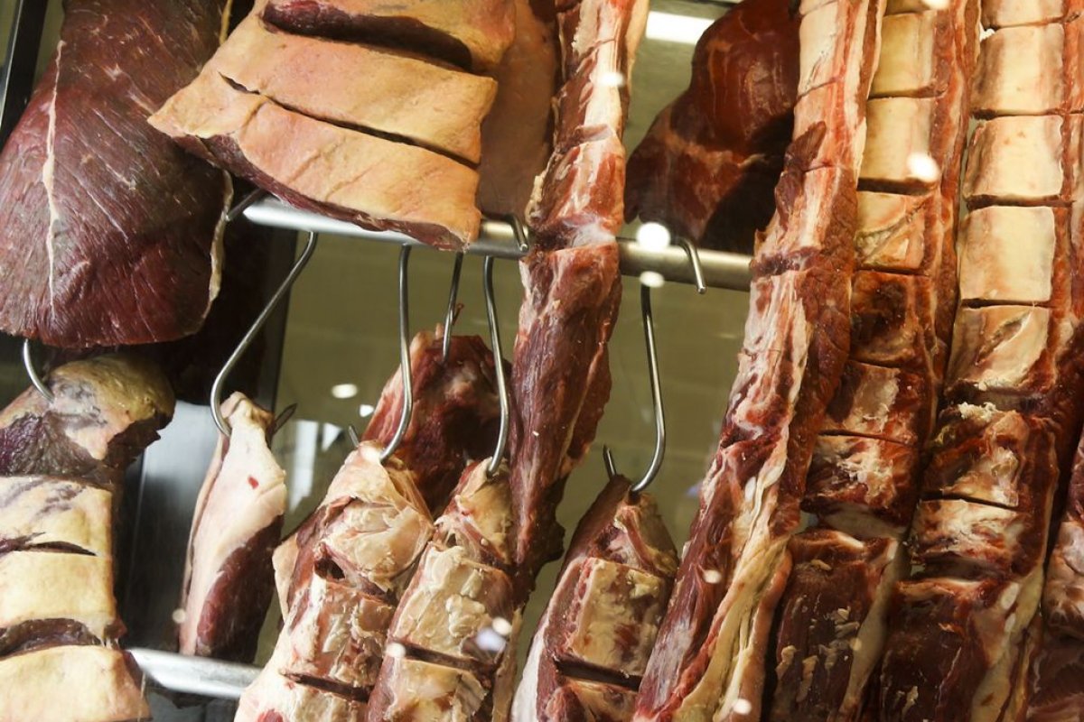 Brasil deixa de faturar cerca de R$ 3 bilhões com a suspensão da venda de carnes à China