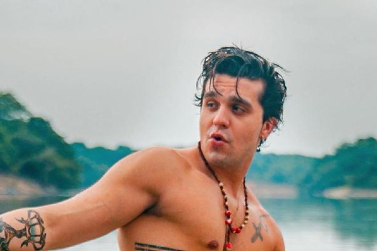 Luan Santana surge sem camisa no Rio Amazonas