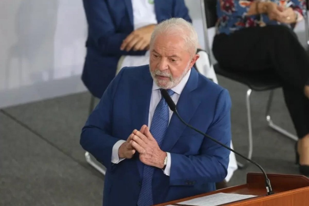 Lula se reúne com presidente da Petrobras para discutir nova política de preços dos combustíveis