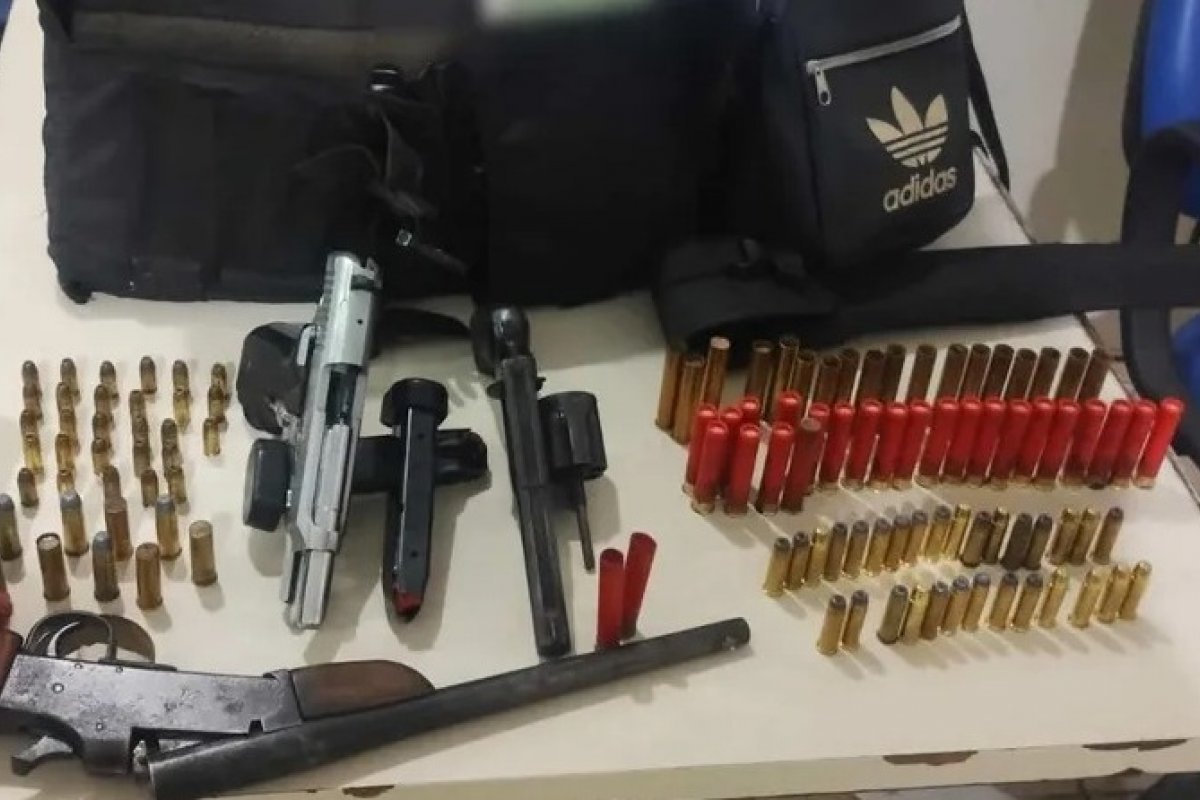 Homem é preso com armas, munições e coletes balísticos em Porto Seguro