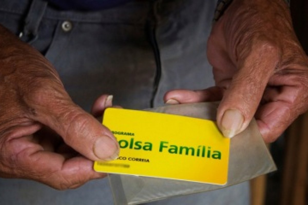 Governo Lula discute adição de R$ 50 no benefício do Bolsa Família