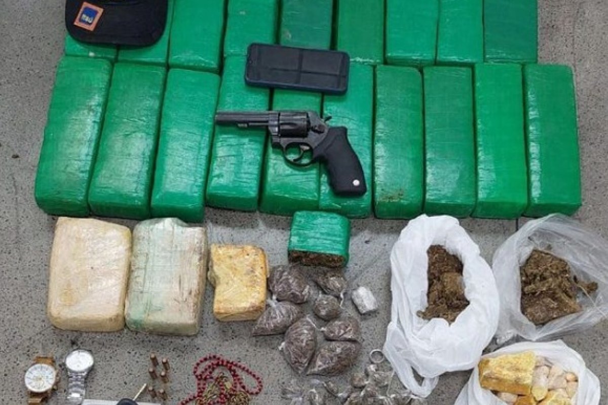 Quarteto é preso com cerca de 20 kg de maconha em Feira de Santana (BA)