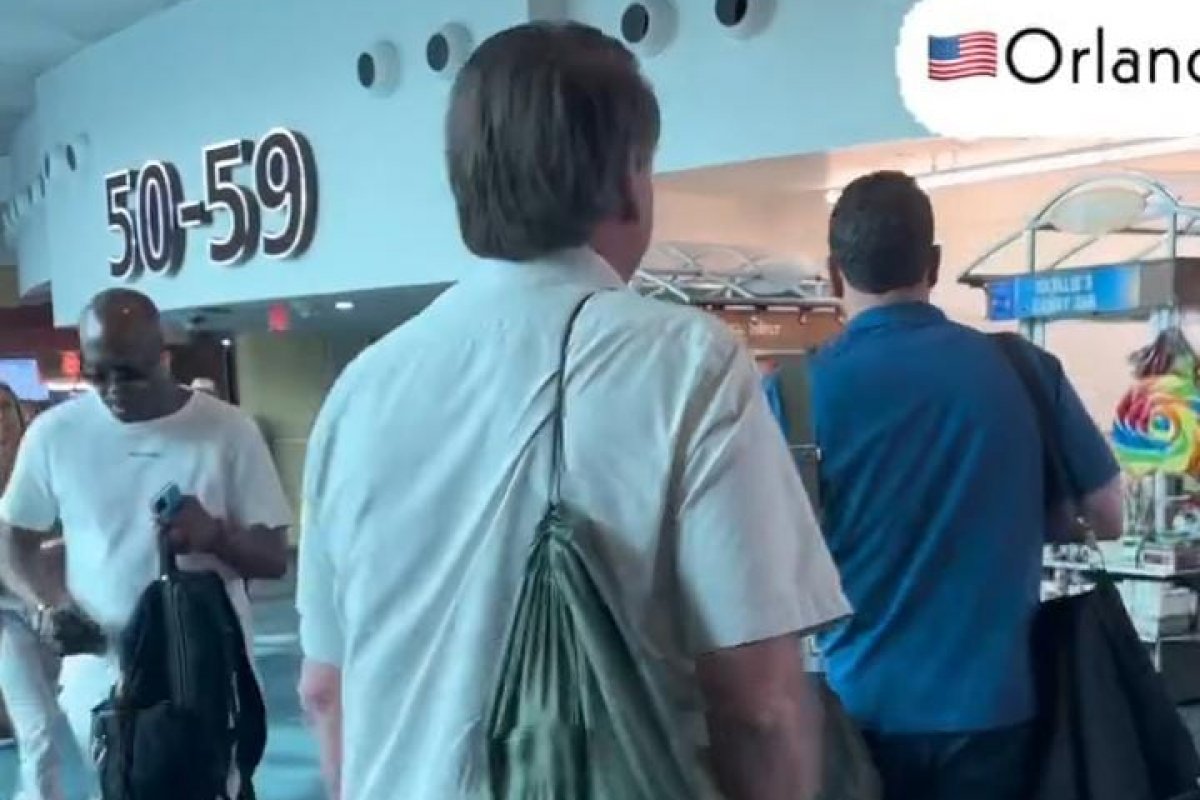 Vídeo: Bolsonaro deixa Orlando e viaja para Charlotte, nos EUA