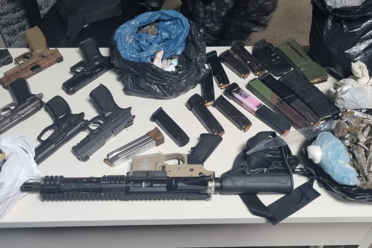 Polícia apreende um fuzil e sete pistolas com traficantes que fez família refém na Engomadeira