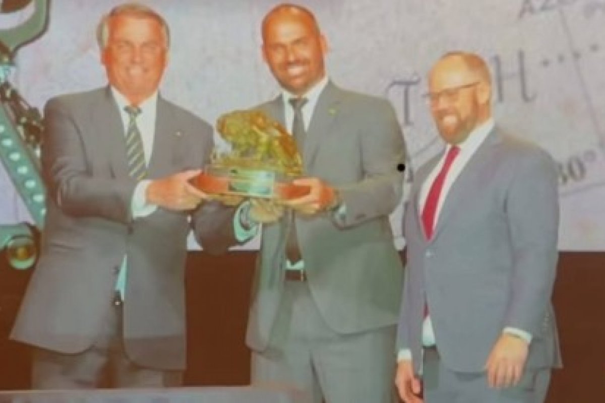 Vídeo: Eduardo Bolsonaro ganha prêmio em evento de caça e pesca esportiva em Nashville