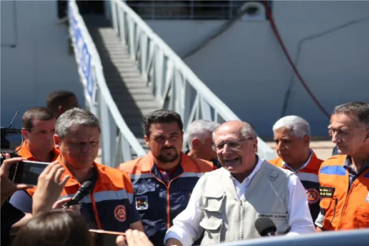 Alckmin chega a São Sebastião para ver áreas atingidas por temporal