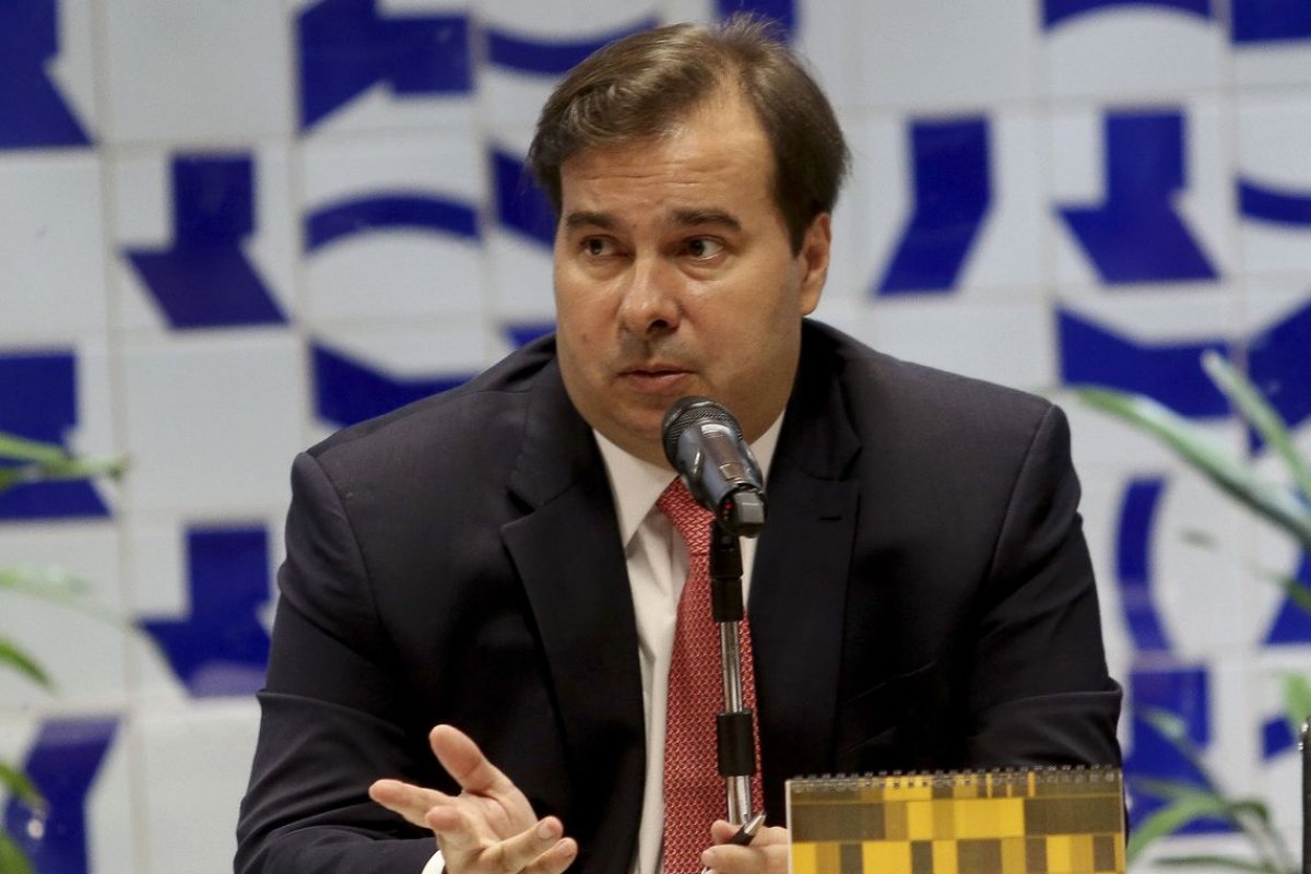 Rodrigo Maia rejeita proposta de fusão de Capes e CNPq