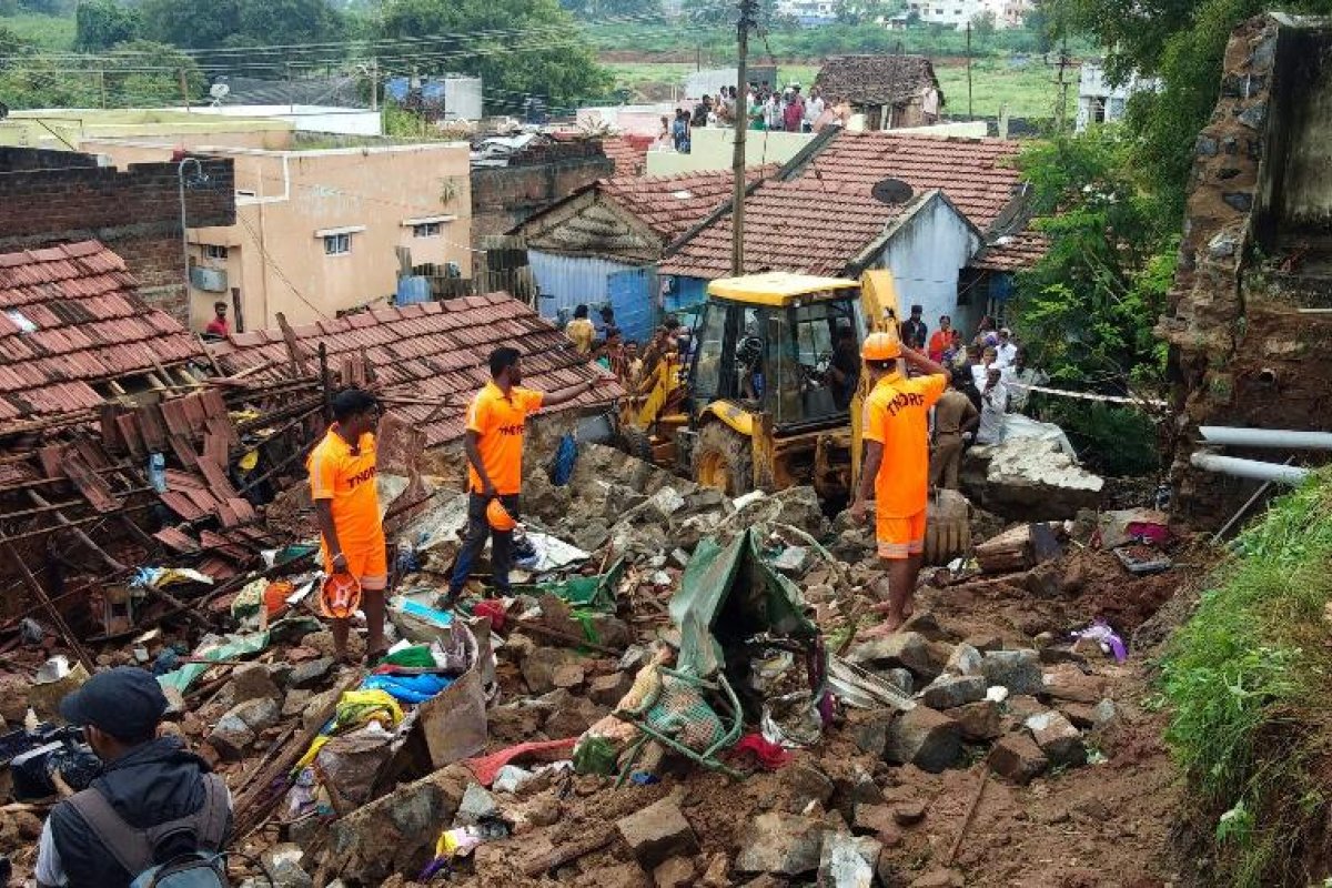 No sul da Índia, muro desaba e deixa mortos