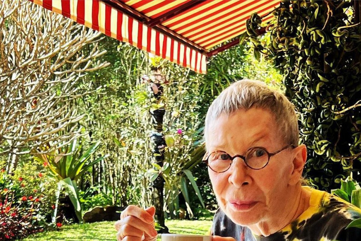 "Está bem, se fortalecendo", diz marido de Rita Lee sobre saúde da cantora