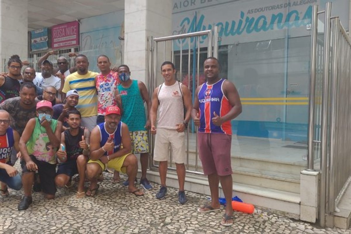 "Muquiranas" realizam ato contra assédio após mulher ser agredida no desfile do bloco