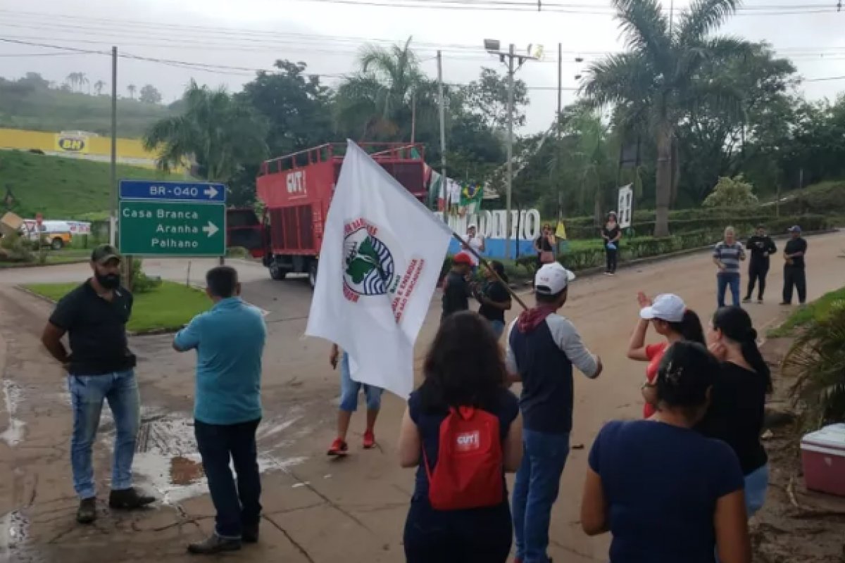 Fim do auxílio emergencial da Vale causa revolta e protesto em Brumadinho