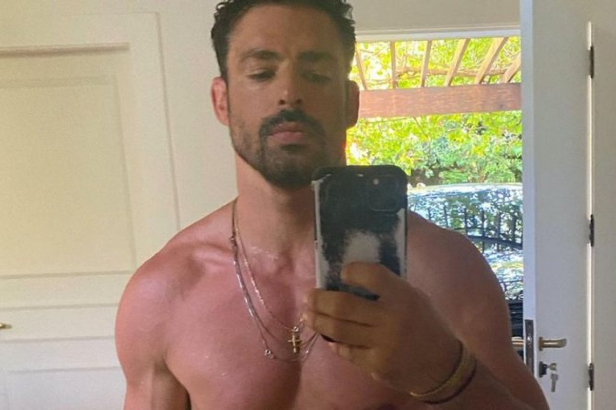 Cauã Reymond chama atenção ao surgir em clique ousado nas redes sociais!