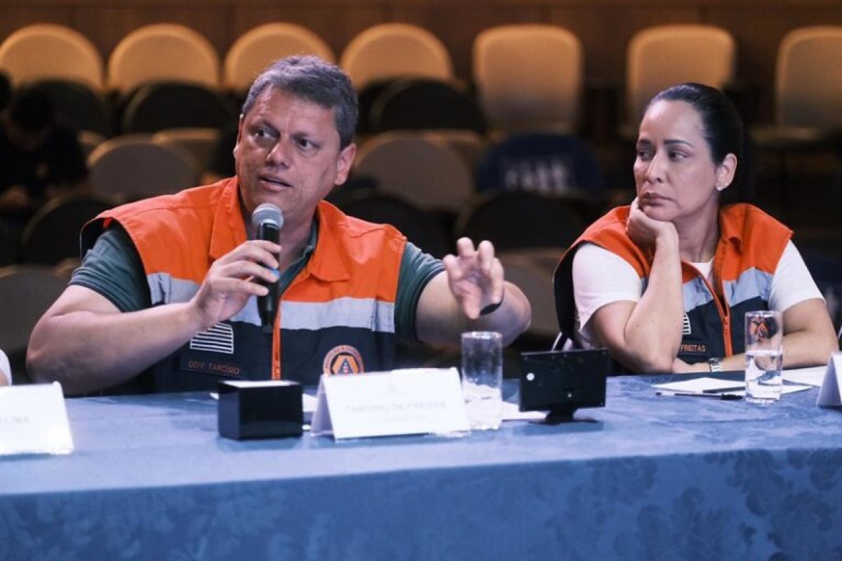 Vídeo: Tarcísio Freitas ocupa hotelaria do litoral de SP com desabrigados da enchente