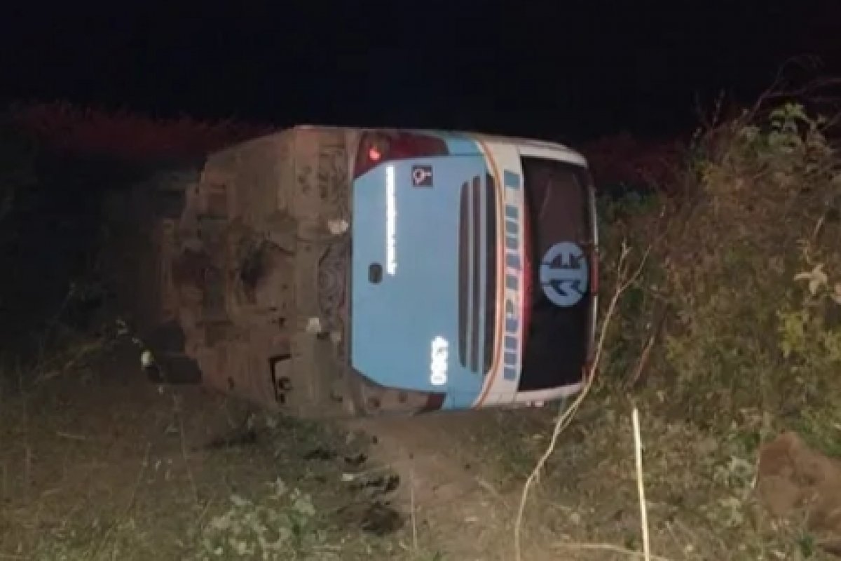 Ônibus tomba e deixa cinco pessoas feridas no oeste da Bahia