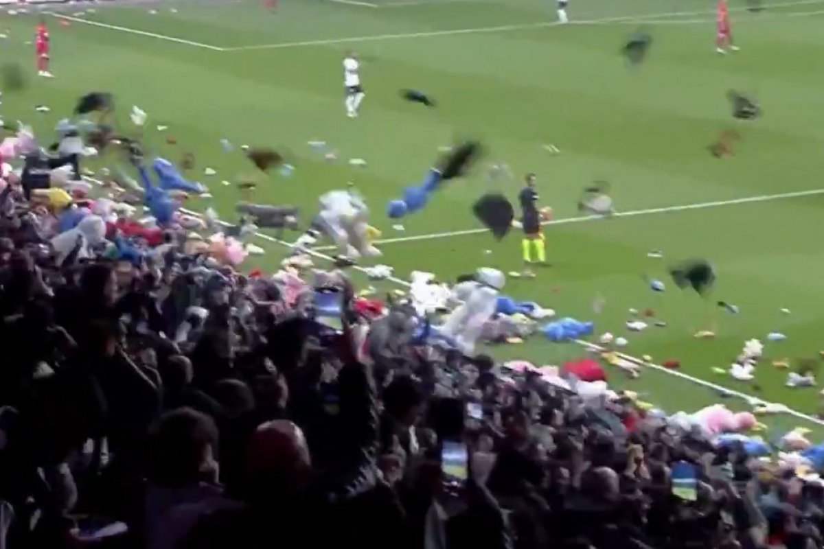 Vídeo: torcedores de time turco lançam milhares de pelúcias para crianças vítimas do terremoto