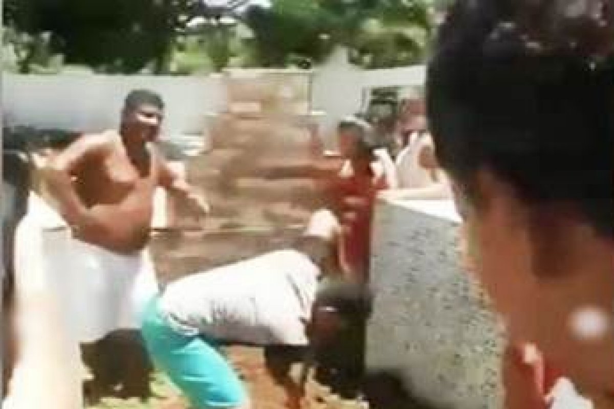 Família abre cova para enterrar criança após recusa de coveiro