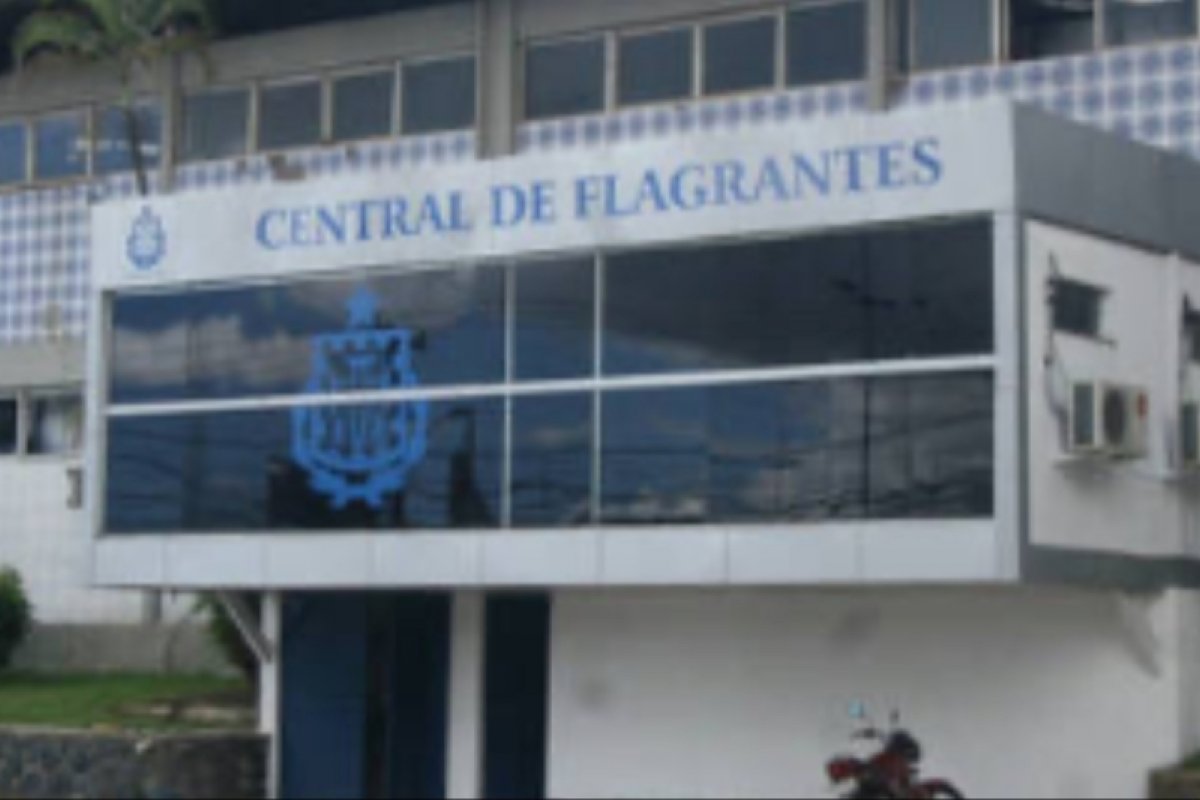 Homem é preso sob suspeita de apalpar nádegas de mulher que dormia durante viagem de ônibus na Bahia