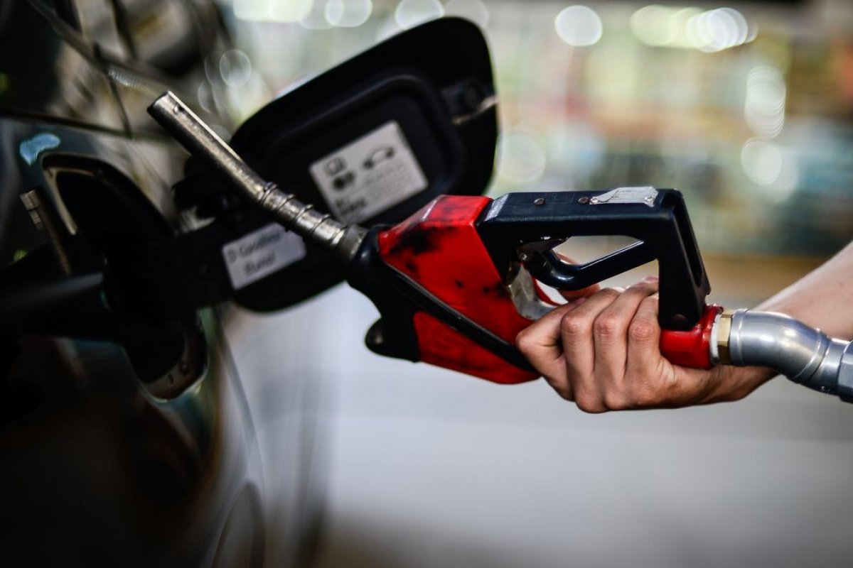 Petrobras reduz preços de gasolina e diesel para distribuidoras; veja