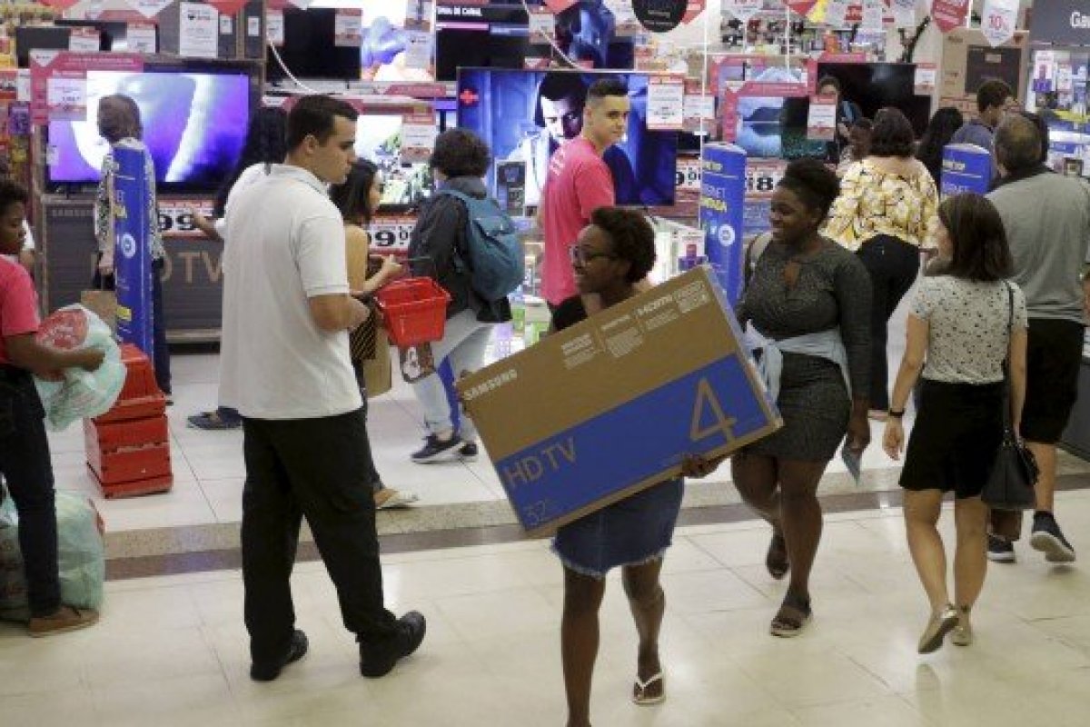 Cyber Monday: varejo mantém ofertas para escoar estoques da Black Friday