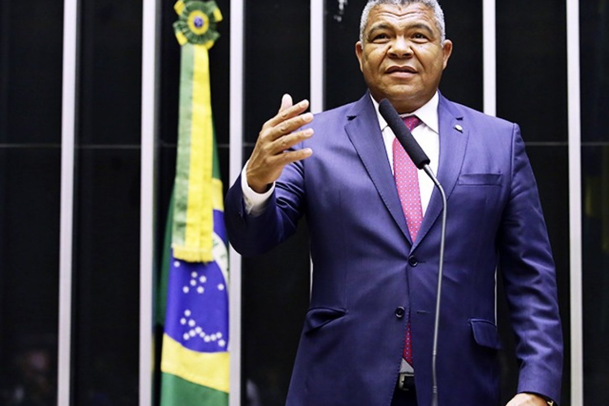 Mulher que cometeu ato racista contra deputado Valmir Assunção tem bens penhorados