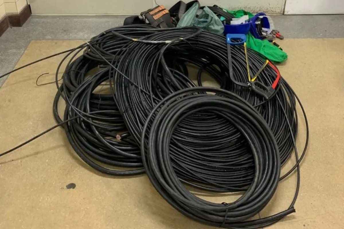 Homem é flagrado ao se pendurar para furtar fios de cobre em Salvador