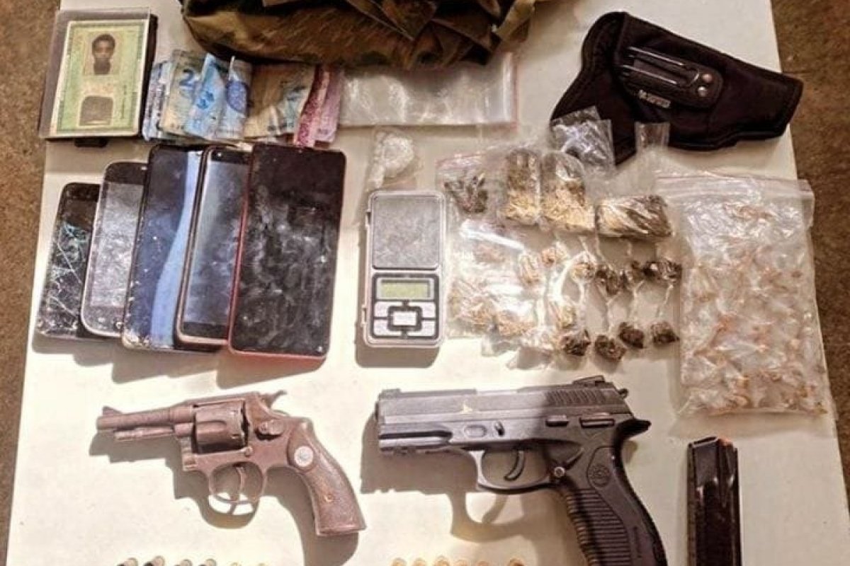 Polícia Militar prende dupla armada em Alagoinhas