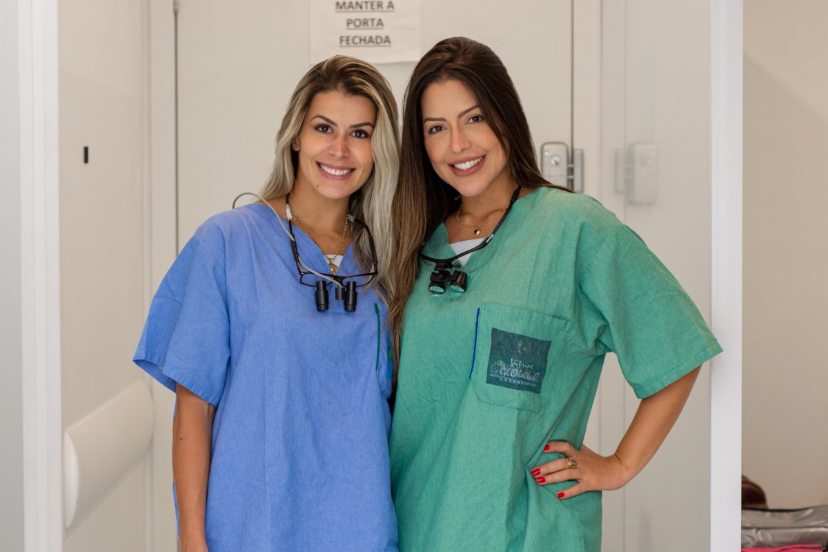 Ex-BBB Laís Caldas inicia curso com a Dra. Cintia Carvalho, expert em implantes capilares!
