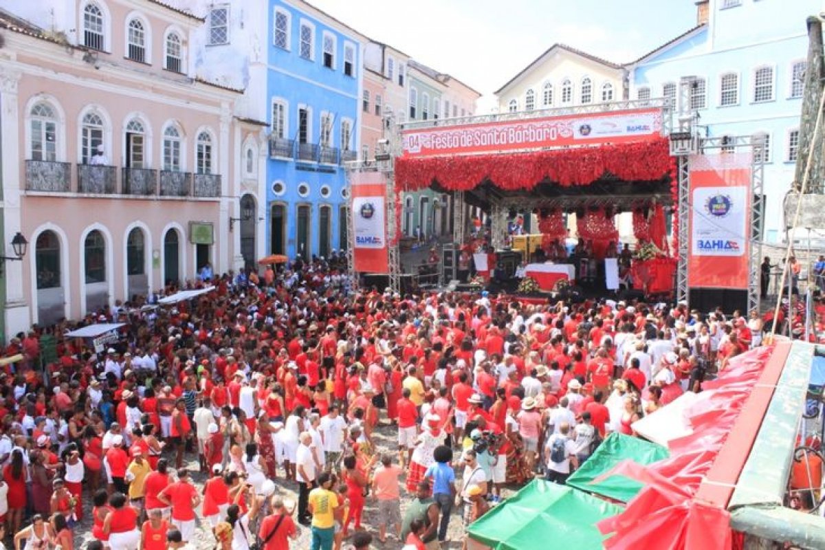 Festa de Santa Bárbara reúne devotos no Pelourinho