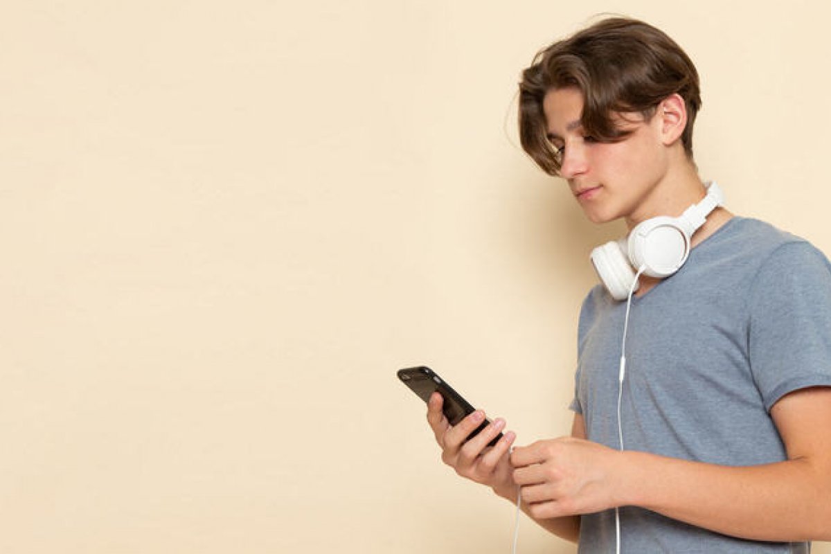 Pesquisa aponta que uso excessivo de redes sociais prejudica desenvolvimento cerebral de adolescentes