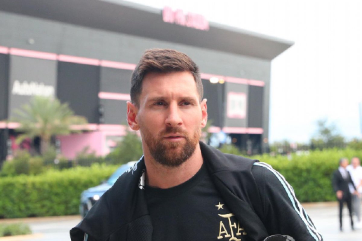 Criminosos atiram em supermercado da família de Messi na Argentina e deixam ameaça para jogador