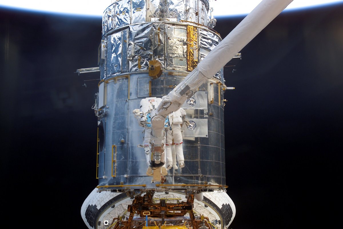 Telescópio Hubble é ameaçado pela SpaceX e outros satélites lançados no espaço