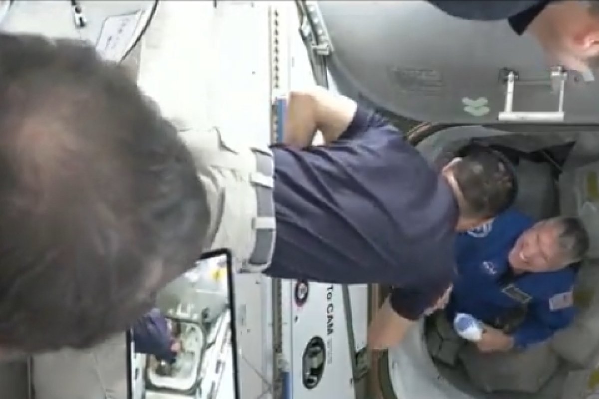 Astronautas da SpaceX chegam à Estação Espacial Internacional