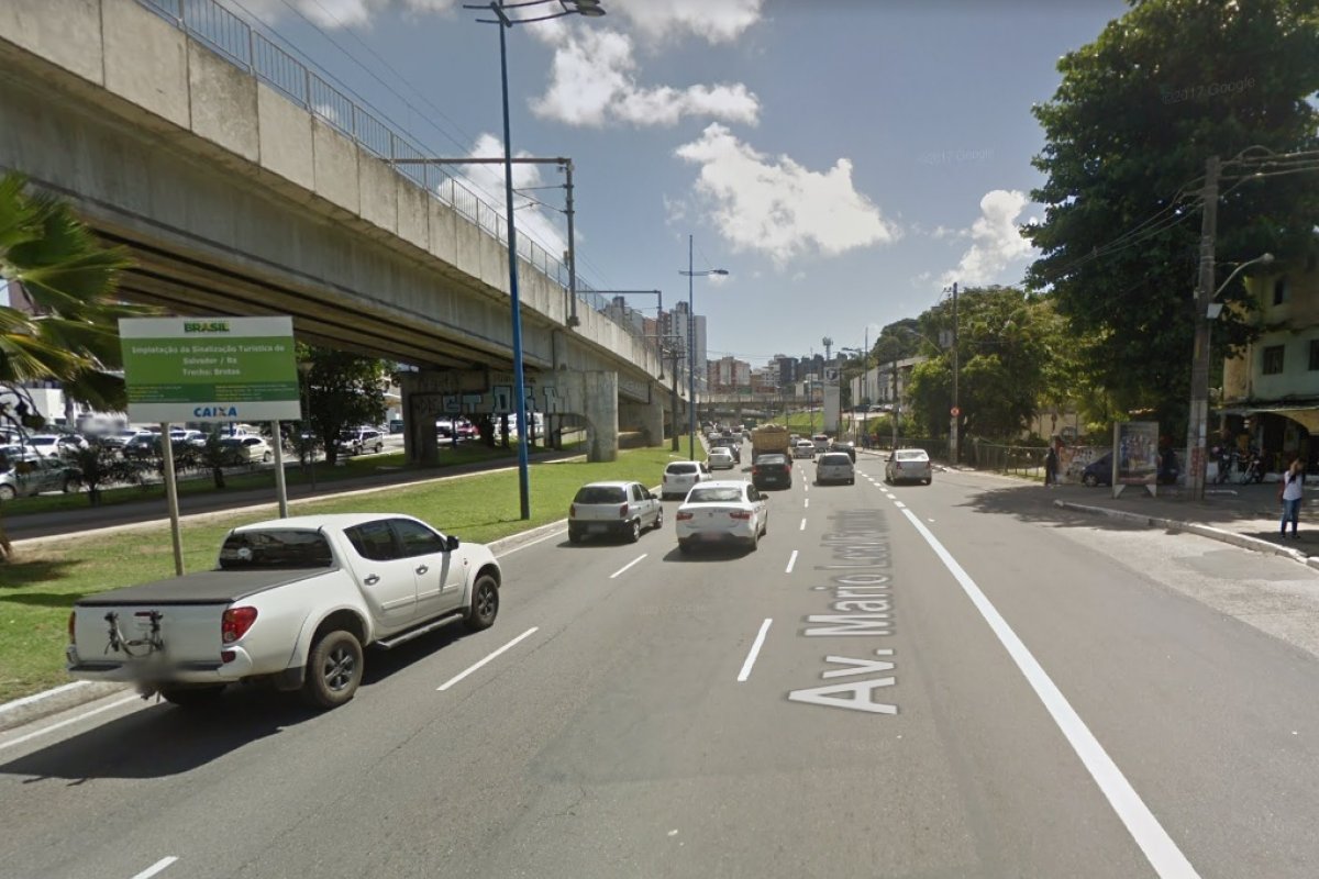 Engavetamento envolvendo três carros deixa trânsito lento no Bonocô