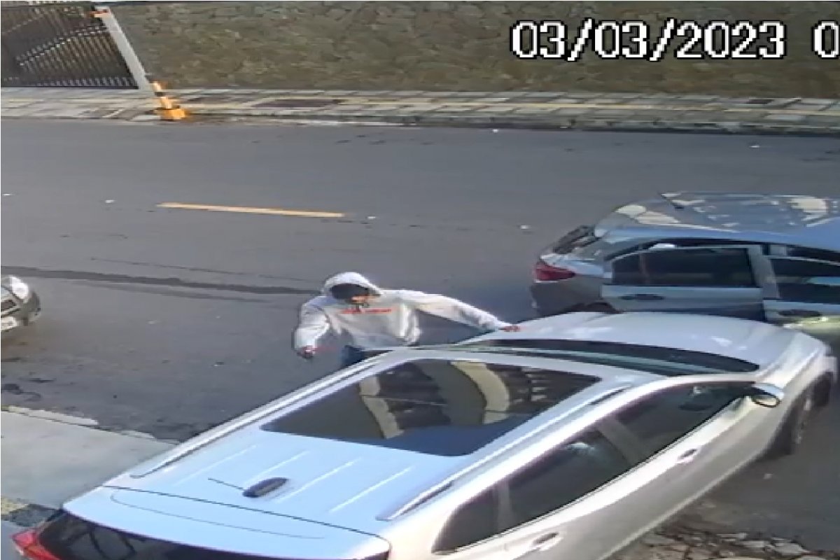 Vídeo: homens armados roubam carro no Caminho das Árvores, em Salvador