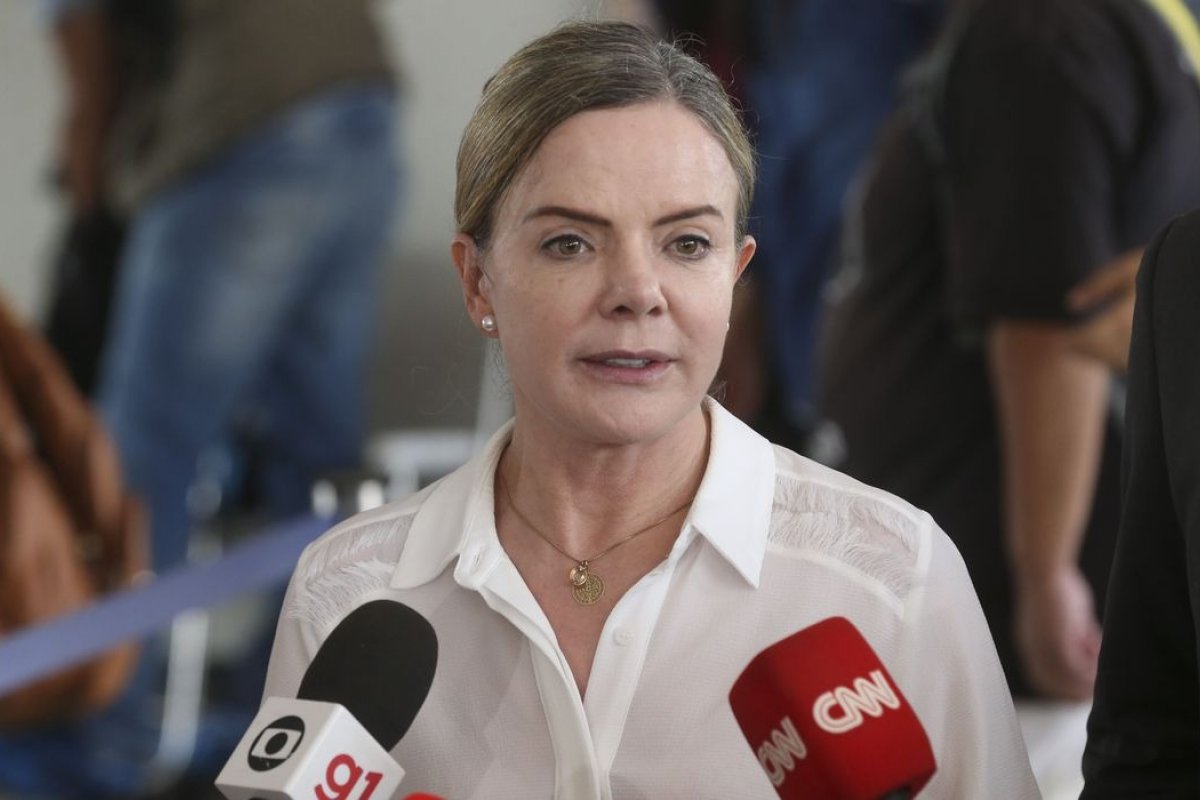 Gleisi Hoffmann defende que Juscelino Filho peça afastamento de ministério