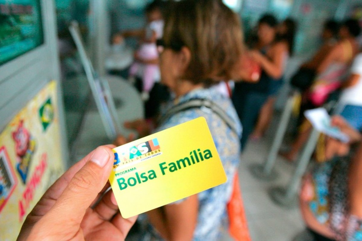 Valor médio pago pelo Bolsa Família subirá para R$ 714 em junho, diz governo