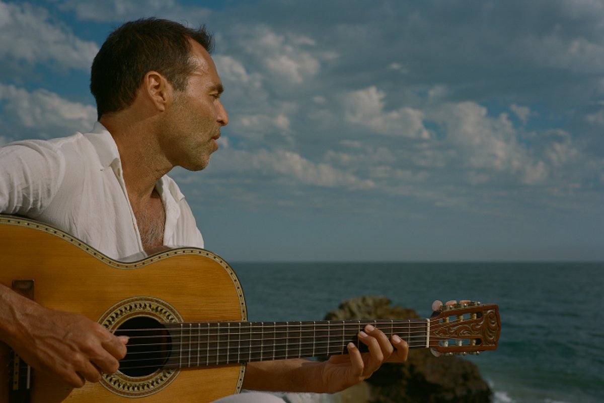 Rogê lança "Curyman", novo álbum solo produzido por Thomas Brenneck!