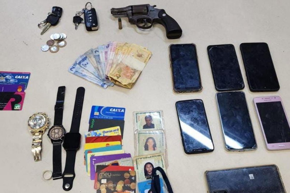 Apolo intercepta trio de assaltantes e recupera carro roubado em Salvador