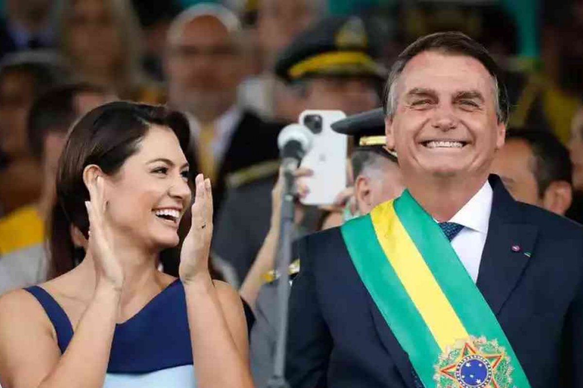 Bolsonaro nega que joias presenteadas pela Arábia Saudita tenham sido para uso pessoal de Michelle