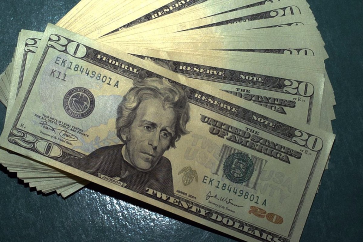 Dólar encerra o dia em queda após comentários de Trump