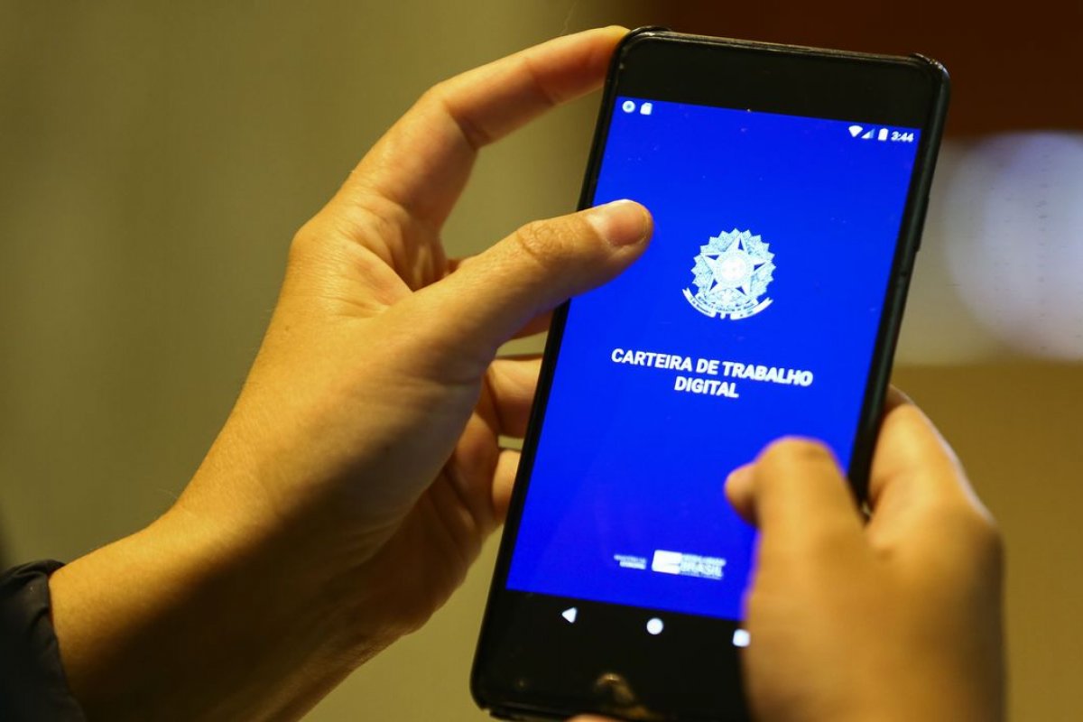 Trabalhador sem carteira assinada atinge número recorde em 2022