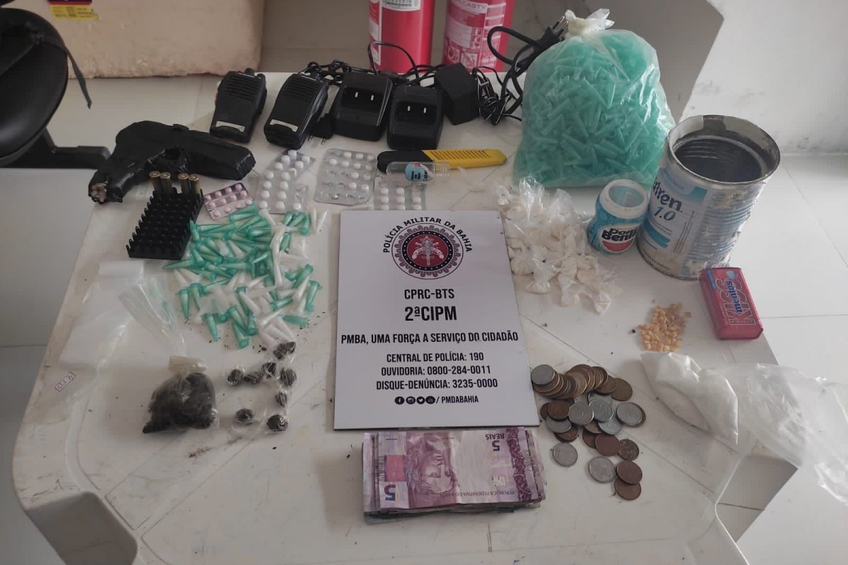 Traficantes abandonam simulacro, drogas e rádios comunicadores ao fugir da Polícia em Salvador